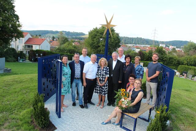 Sophie Jokesch, Roswitha Dautermann (vorne v.l.), Bürgermeister Josef Ober (4.v.l.) und Pfarrer Friedrich Weingartmann mit Unterstützerinnen und Unterstützern des Projekts. | Foto: Johann Schleich