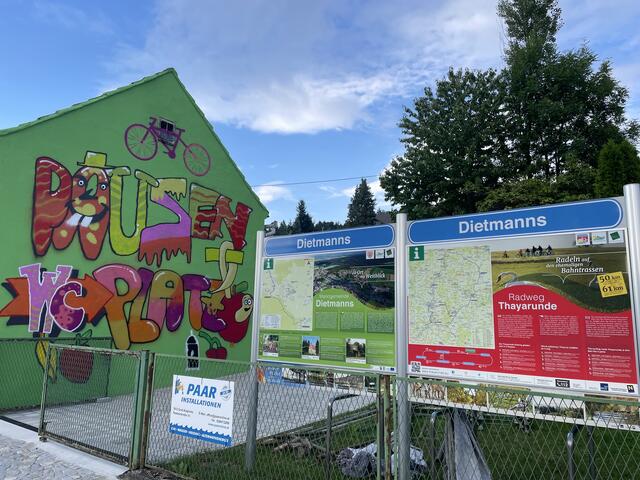 Am Pausenplatz gibt es auch Infos zur Thayarunde und zu Dietmanns. | Foto: Daniel Schmidt