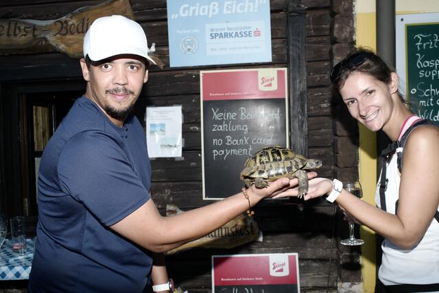 Wirt Sebastian Mika mit Maiersdorfs Vizebürgermeisterin Anja Koffler und dem heimgekehrten Schildkrötenmännchen Michaelangelo.