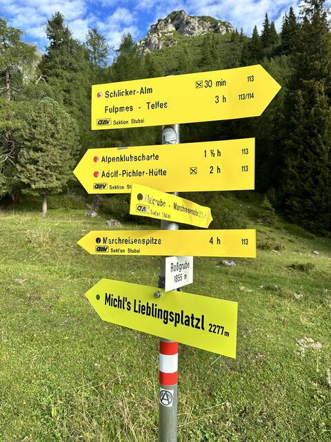 Ein Wegweiser am Schlicker Boden gibt die Richtung zu „Michl´s Lieblingsplatzl“ an. | Foto: JB Telfes