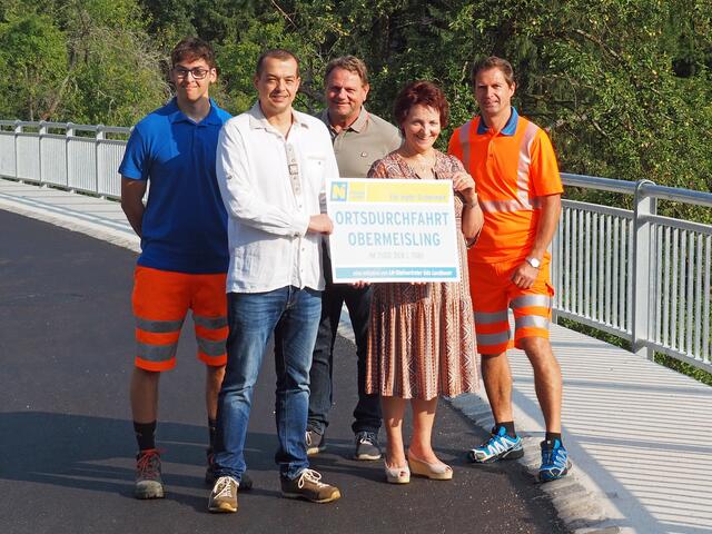  v.li.n.re.: Klemens Burger (Straßenmeisterei Gföhl), Christian Fuchs (i.V. von LH-Stellvertreter Udo Landbauer), Josef Leberzipf (Leiter der Straßenmeisterei Gföhl), Bürgermeisterin Ludmilla Etzenberger (Stadt Gföhl), Johann Rauchecker (Straßenmeisterei Gföhl). | Foto: Land NÖ