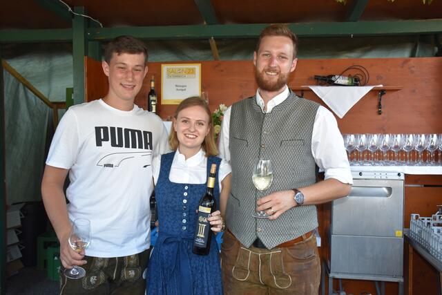 Iris und Mathias Prugmaier mit Unterstützung am Stand der Familie Assigal | Foto: Fischer