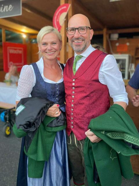 Bürgermeister Michael Schumacher und Gattin Klaudia waren ebenso am Laufsteg zu sehen. | Foto: Fischer