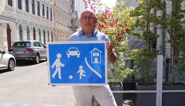 Bezirksvorsteher Peter Jagsch (SPÖ) in der Rötzergasse. | Foto: BV16