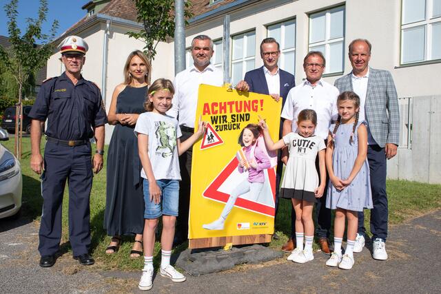 Achtung! Wir sind zurück (v.l.): Oberst Andreas Stipsits, Leiter Landesverkehrsabteilung LPD Burgenland, DI Sabine Kaulich (KFV), Landesrat Heinrich Dorner, Mario Watz, Obmann der AUVA, Bürgermeister Paul Fercsak und Ing. Bernd Toplak, AUVA Landesstelle Wien - Prävention, Abteilungsleiter mit Lionel, Mia und Jelena Fercsak vor der Volksschule in Kleinmutschen | Foto: Landesmedienservice Burgenland