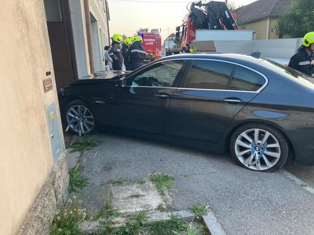 Der PKW stieß gegen eine Hausmauer. | Foto: FF Vitis