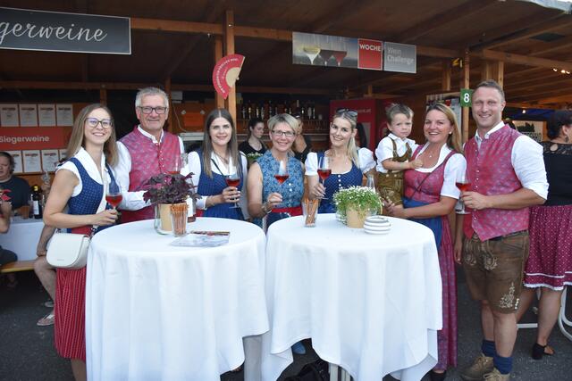 Brigitte Gady und das Team vom Autohaus Gady - fesch in der Leibnitz Tracht - Edition Gady vom Heimatwerk. | Foto: Fischer