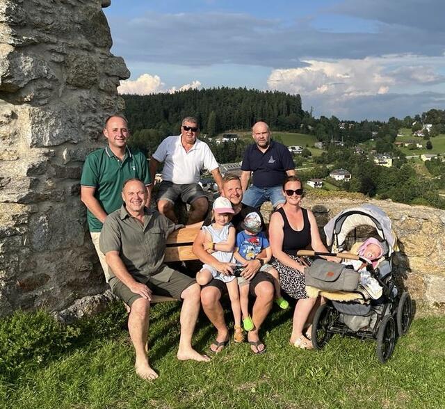 Von links: Jakob Burgstaller, Bürgermeister Josef Rathgeb, Burgverantwortlicher Josef Keplinger, Familie Linda und Gerhard Braun und Ortsentwicklungsvereinsobmann Michael Pilz beim neuen Familienbankerl auf der Burgruine Waxenberg. | Foto: ÖVP