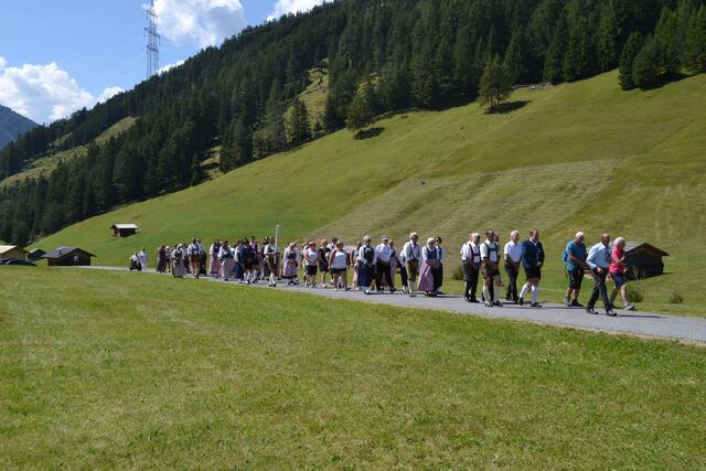 Zahlreiche Trachtler machen sich gemeinsam auf den Weg zur Pfundser Tschey.  | Foto: Veronika Schretter