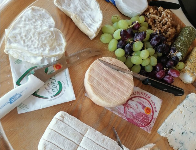 Unter anderem werden beim Brunch Käseplatten mit vielen Variationen zum Kosten angeboten.  | Foto: TrippelGut
