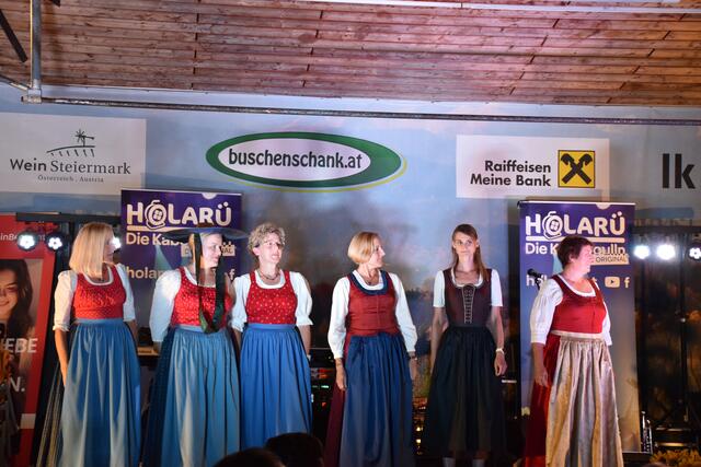 Die Damen fesch in den echten Trachten nach den Kriterien vom Steirischen Heimatwerk. | Foto: Fischer