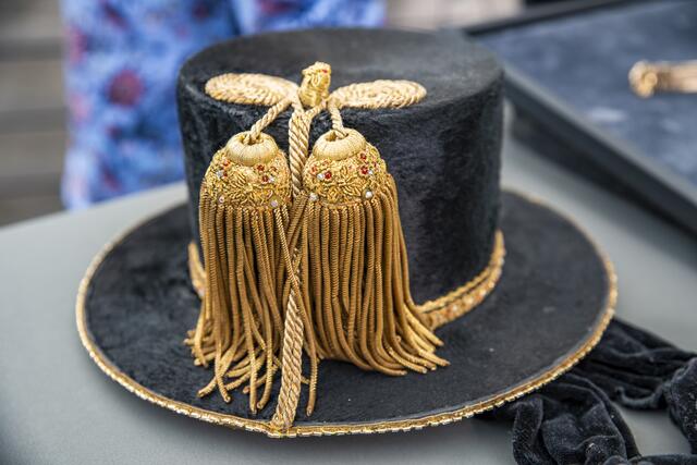 Rosi Schipflinger will ihren mit Gold bestickten Kasettlhut verkaufen. | Foto: ServusTV/On Media/Thomas Salamonski