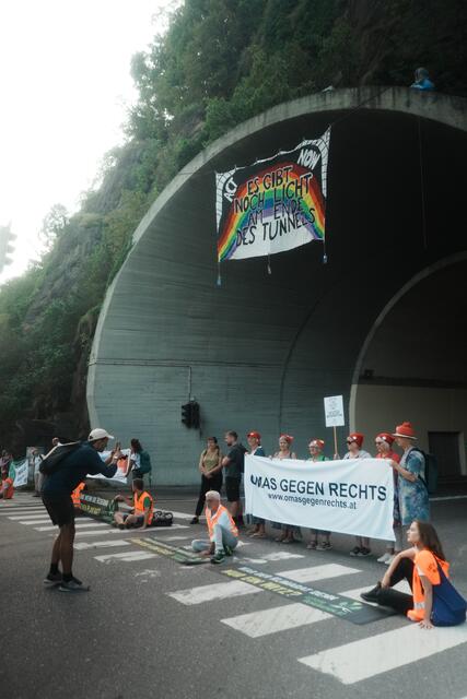 Am Dienstag behinderten mehrere Aktivistinnen und Aktivisten der "Letzten Generation" den Linzer Morgenverkehr. | Foto: Letzte Generation