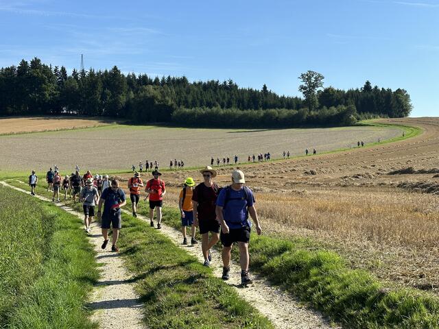 Bei heißen Temperaturen wanderten die Taufkirchner 37 Kilometer bis nach Kirchheim. | Foto: Turnverein Taufkirchen/Pram