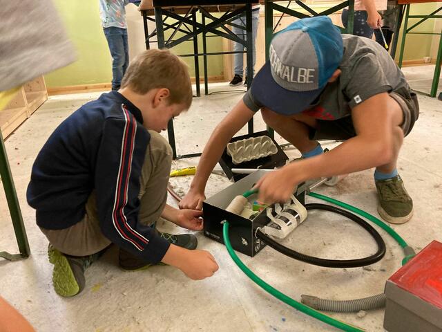 Die Kinder bauten ihre eigenen Maschinen. | Foto: Kuhoba
