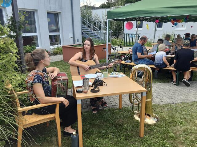 Anna-Maria Hammer und Barbara Ströbl animierten die Gäste zum gemeinsamen Singen.  | Foto: Michaela Scheifler