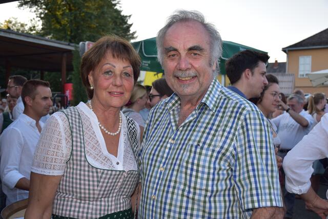 Der Sesselmacher Manfred Scharabon mit seiner Anna. | Foto: Fischer
