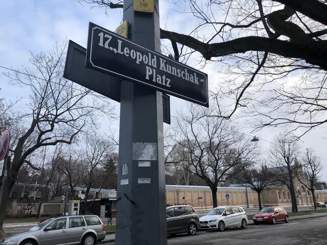 Der Platz vor dem Friedhof Hernals ist nach ÖVP-Politiker Leopold Kunschak benannt. Dieser war bekennender Antisemit. Hier auf dem Bild noch ohne Zusatztafel. | Foto: Archiv bz