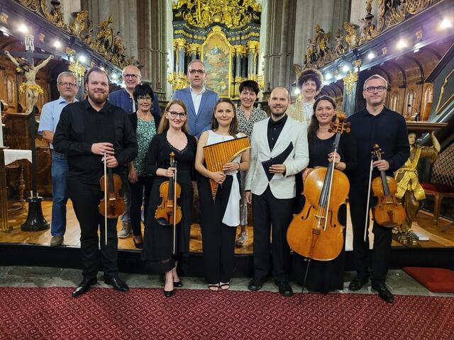erste Reihe: Pavel Varga, Katharina Veselska, Andreea Chira, Stefan Stanciu, Stefanie Huber, Peter Zwiebel

zweite Reihe: STR. Martin Tröstl, STR. Erwin Martinetz, GR Maria Weissenböck, Vizebürgermeister Christian Buxhofer, GR Eva Meissnitzer, Dir. Karen De Pastel | Foto: Klaus Diemert