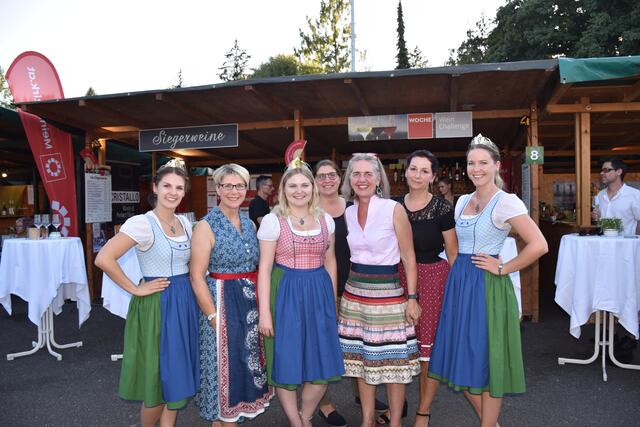 Das Team der Woche Leibnitz mit den Steirischen Weinhoheiten am Woche-Stand. | Foto: Fischer