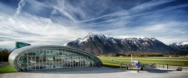 Der Hangar-7 von Red Bull wird 20 Jahre alt. Eine Filmdoku von ServusTV erzählt am 24. August um 20:15 Uhr die Geschichte eines neuen Wahrzeichens von Salzburg. | Foto: RB/Helge Kirchberger