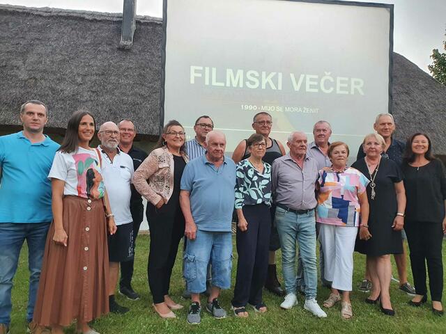 Initiator Thomas Grandits (links) beim Filmabend mit den Mitgliedern der Theatergruppe, die 1990 das nun wieder gezeigte Stück "Miho se mora ženit" ("Michael muss heiraten") aufführte. | Foto: Grandits