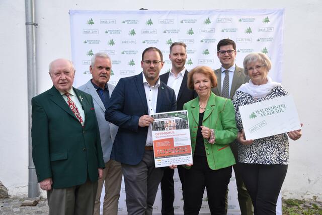 Franz Teszar, Johann Lehr, Vorsitzender Thomas Arthaber, Wolfgang Weidinger, Pauline Gschwandtner, Volker Engelmann und Gerda Erdner (v.l.) mit dem Veranstaltungsplakat der Sommergespräche. | Foto: Waldviertel Akademie