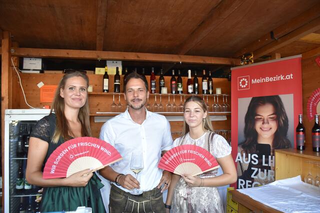 Rafael Fux mit Chrissi und Larissa die an allen Tagen den Woche WeinChallenge Stand perfekt betreuten.  | Foto: Fischer