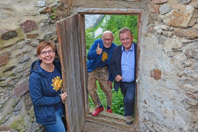 Edith und Johannes Gutmann sowie Bürgermeister Landtagsabgeordneter Franz Mold laden zur Eröffnung der Weg- und Stiegenanlage „Erlebbare Stadtmauer“ ein. | Foto: Stadtgemeinde Zwettl