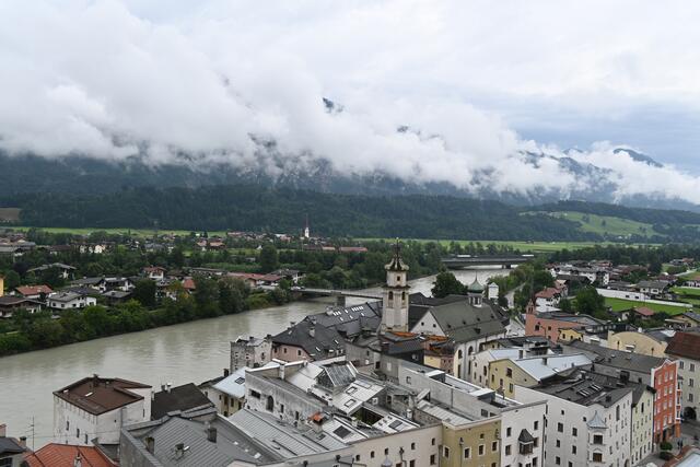 Ausblick vom Schlossberg auf die Stadt und Inn
