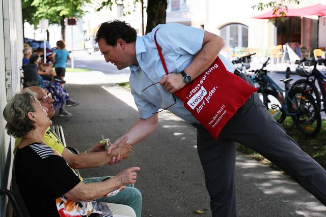 Ehrliche Antworten, wenn es um Verkehr, Mobilität und Umweltschutz geht: Landesrat René Zumtobel bei einer Begegnung im Reuttener Markt. | Foto: SPÖ/Matt