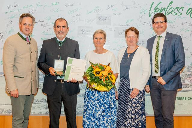 LKNÖ-Präsident Johannes Schmuckenschlager, Josef und Roswitha Plank sowie die LKNÖ-Vizepräsidenten Andrea Wagner und Lorenz Mayr | Foto: LKNÖ/Georg Pomaßl