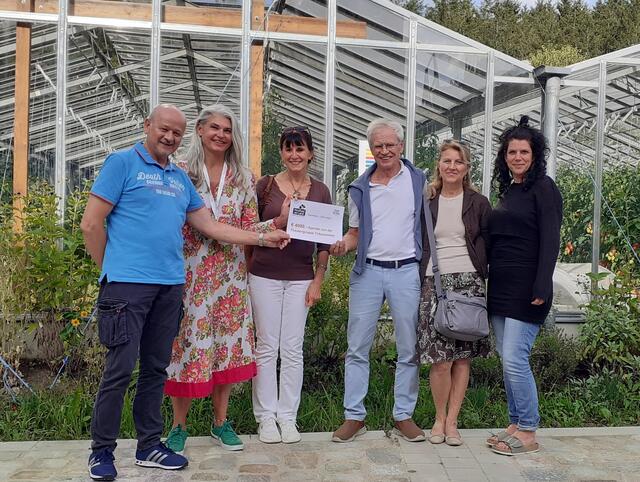 Spendenübergabe an die Vinzi Rast: Ewald Felsinger (Theatergruppe Pro Tribus), Irina Baumgartner (Projektleitung VinziRast am Land), Gundi Patleych (Theatergruppe Pro Tribus), Friedrich Schmit 
 (Obmann Pro Tribus), Angela Dürr (Leiterin
Theatergruppe Pro Tribus), Andrea Kornfell (VinziRast am Land). | Foto: Pro Tribus