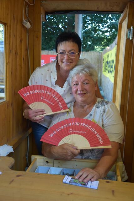 Gegen die Tropenhitze half nur noch ein Fächer von MeinBezirk. | Foto: Fischer