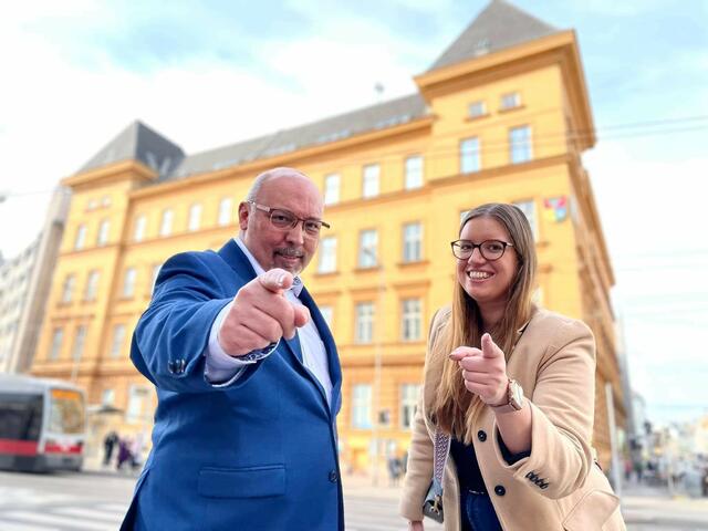 Bezirksvorsteher Peter Jagsch und die Hernalser Kinder- und Jugendbeauftragte, Bezirksrätin Raphaela Stock (SPÖ) freuen sich auf das neue Jugendparlament. | Foto: BV17