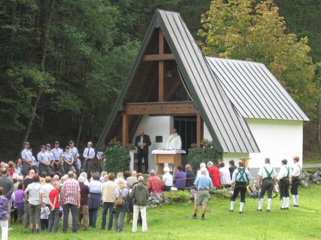 Zahlreiche Bergfreunde und viele Angehörige der im Kaisergebirge verunglückten Bergsteiger nehmen jährlich an der Gedenkfeier teil. | Foto: Gernot Schwaiger