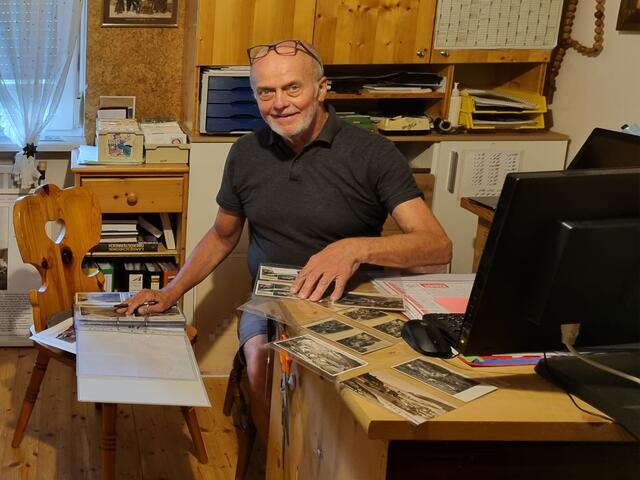 In der Ausstellung werden historische Ansichten und Erinnerungen gezeigt (am Bild Josef Plöchl). | Foto: Bauernmöbelmuseum Hirschbach