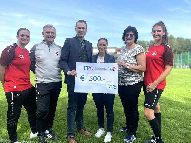 Am Foto von links Bianca Offenthaler, Trainer Hans Joachim Riegler, Vizebürgermeister Andreas Köstinger, Obfrau Martina Blaha, Nationalrätin Rosa Ecker und Kristina Pendelin.
 | Foto: FPÖ Perg