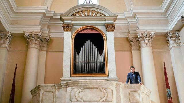 Alles über die Tiroler Orgeln erfährst du hier. Auf dem Bild: Der preisgekrönte Organist Alberto Gaspard mit einer der Telfer Orgeln.  | Foto: Irene Beltrame