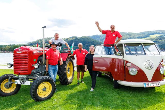 Bürgermeister Alexander Allmer (am Traktor), die 
 Oldtimer Verantwortlichen, Obmann Johann Greisdorfer und Hofrat Otto Müller und Marketingleiterin Karin Winkler. | Foto: Gemeinde Stubenberg