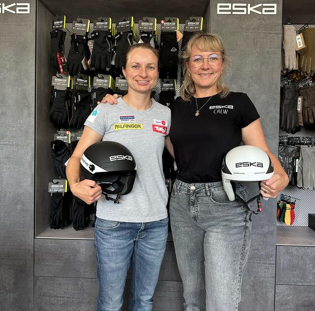 (v.l.:) Naturbahnrodlerin Tina Unterberger und Eska-Prokuristin Adelheid Pürstinger zeigen sich über das neue Logo am Helm der Spitzensportlerin erfreut. | Foto: Eska
