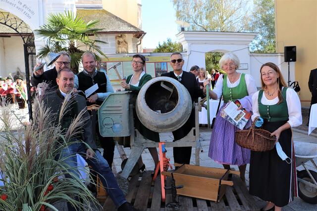 Im Oktober 2020 spendete Pfarrer Josef Windisch (li, im Bild mit Pfarrgemeinderäten) den Baustellensegen, jetzt wird der Abschluss der Kirchenrenovierung gefeiert. | Foto: Edith Ertl