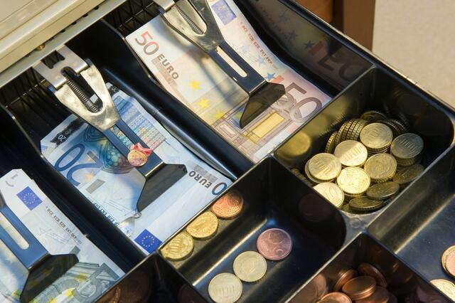 Die Täter erbeuteten mehrere Hundert Euro. | Foto: stock.adobe.com/Robert Hoetink (Symbolfoto)