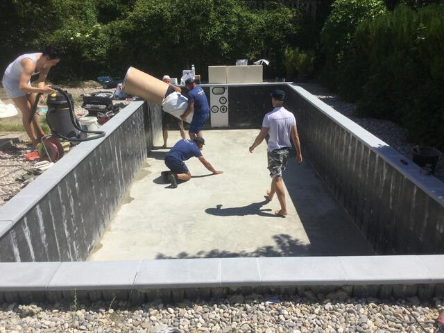Betonieren in der prallen Sonne ist ein Knochenjob. | Foto: Desjoyaux Pools