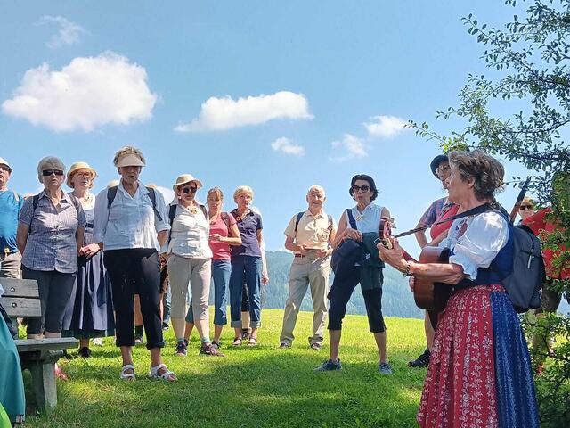 Die Sängerinnen und Sänger wanderten entlang des Stanzer Sonnenwegs. | Foto: Sieglinde Rossegger