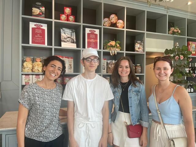 Chefin Desideri, Tobias Leister, Laura und Lena Kasses (v.l.) beim Besuch in der Konditorei in Pistoia. | Foto: Kasses