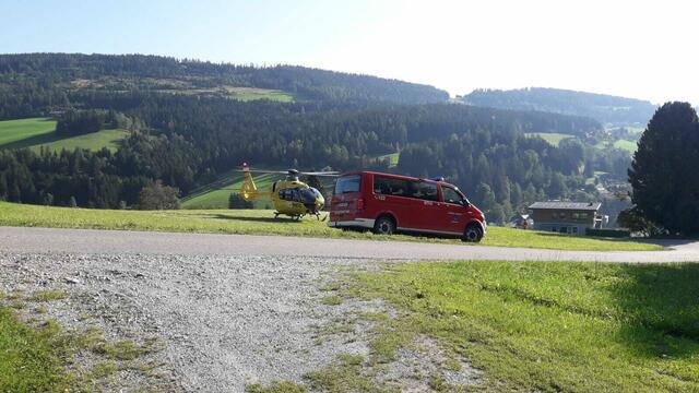 Die FF Hirschegg wies den Rettungshubschrauber zur sicheren Landung an. | Foto: A. Guggi/Rotes Kreuz