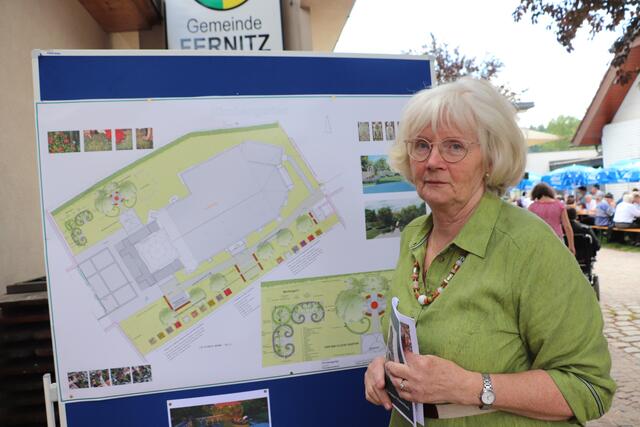 Ida Haugeneder 2019 mit den Plänen zur Renovierung der Kirche. | Foto: Edith Ertl