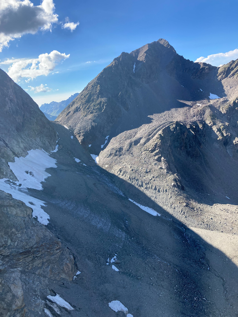 Beide Bergsteiger stürzten über steil abfallendes und teilweise senkrecht abfallendes Gelände etwa 50 bis 70 Meter ab. | Foto: Zoom Tirol