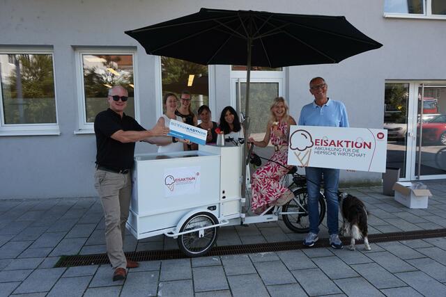 Mit der Eisaktion soll die Wertschätzung gegenüber der regionalen Betriebe gezeigt werden. | Foto: WB Grieskirchen/Plochberger